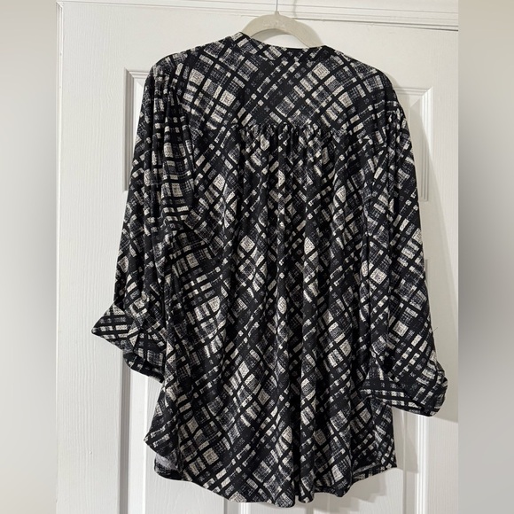 Cocomo Woman Tunic Blouse โ Black & White Print, Size 2X - Picture 4 of 5